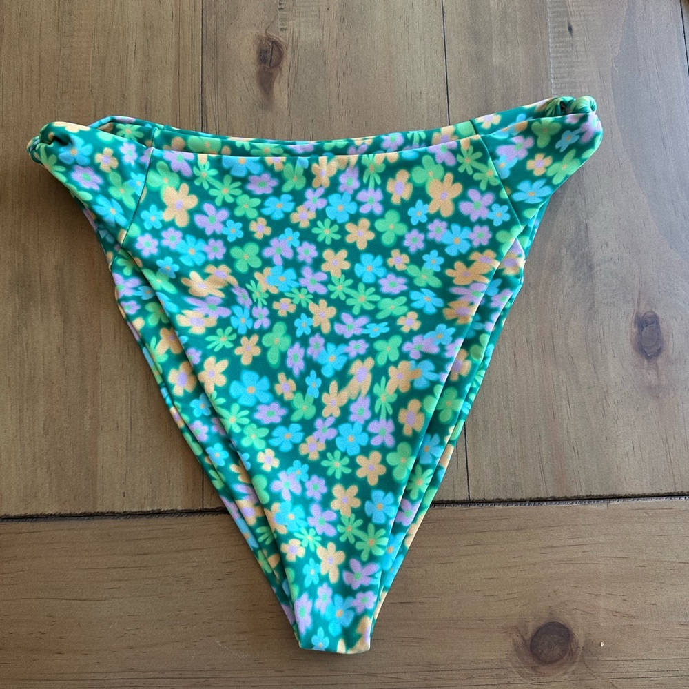 Skatie Salty Bottoms in Napali